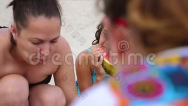 孩子们，青少年在海滩上休息，笑着<strong>吃西瓜</strong>，慢动作<strong>视频</strong>。 少女生活方式青少年
